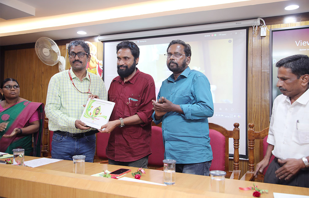 World Environment Day Celebration held at DES on 5 June 2024. Handing over a memento to speaker and writer Sri. P.K. Anilkumar.