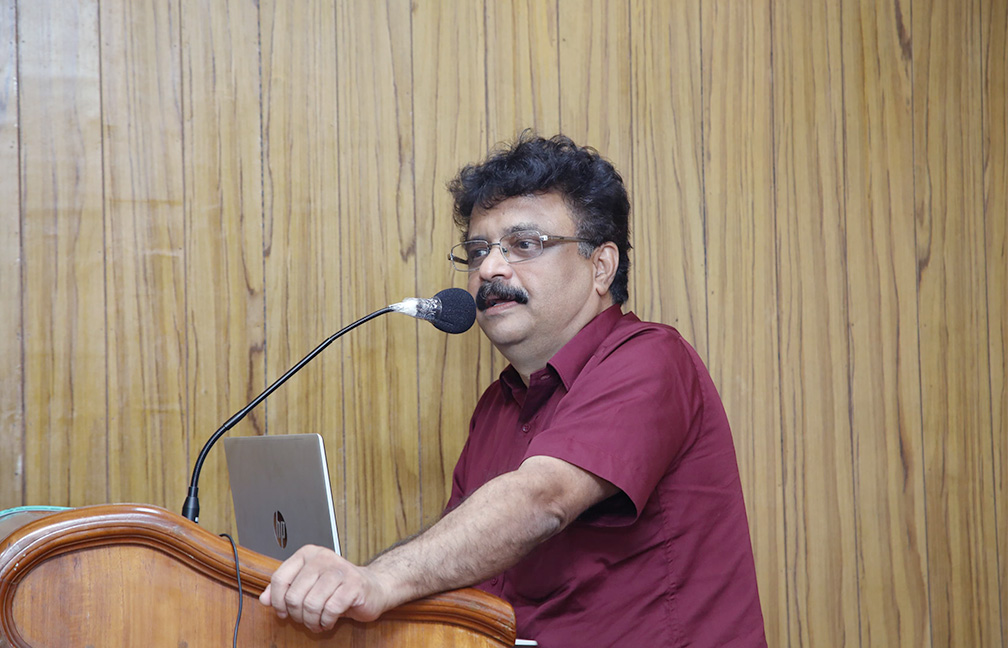 World Environment Day Celebration held at DES on 5 June 2024. Additional Director Sri. Manoj M delevring a lecture on Environment Statistics.